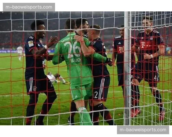 拜仁战术灵活性展示，根据比赛进程在4-2-3-1与3-4-3间切换